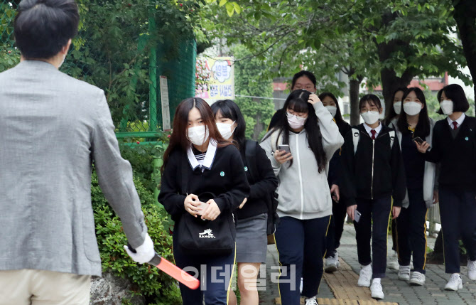 등교 첫날 귀가 조치가 내려졌던 인천시 66개교 고3 학생들의 등교수업이 재개된 25일 오전 인천시 미추홀구 학익여고 학생들이 학교로 등교를 하고 있다.(사진=뉴시스)