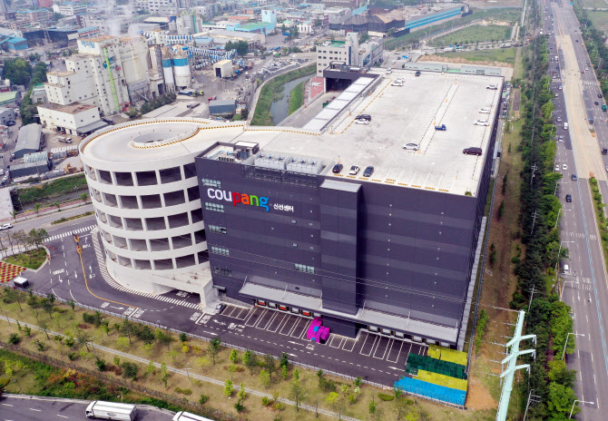 26일 오전 신종 코로나바이러스 감염증(코로나19) 확진자가 속출한 경기도 부천시 쿠팡 물류센터에 적막감이 흐르고 있다. 쿠팡은 물류센터 근무자 중에서 확진자가 발생하자 센터를 폐쇄했다. (사진=연합뉴스)