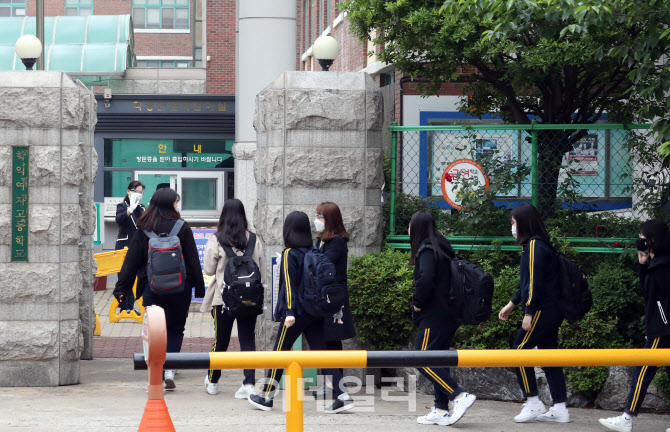 등교 첫날 귀가 조치가 내려졌던 인천 66개교 고3 학생들의 등교수업이 재개된 25일 오전 인천시 미추홀구 학익여고 학생들이 학교로 등교를 하고 있다.(사진=뉴시스)