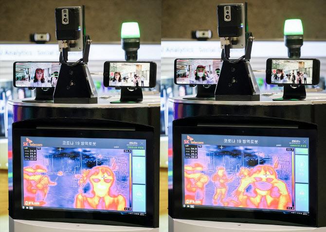 사람 크기의 자율주행 로봇이 마스크를 쓰지 않은 사람에게 다가가 마스크 착용을 권하고, 사람들이 몰려 있으면 사회적 거리두기 실천을 권한다.