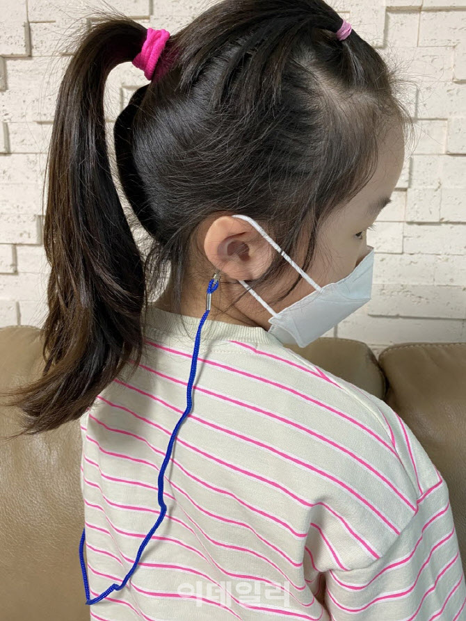 최근 아이 등교를 앞둔 학부모들 사이에서 마스크 목걸이가 인기몰이를 하고 있다. 해당 사진은 초등학생 2학년 딸을 둔 한 학부모가 보내 온 사진.