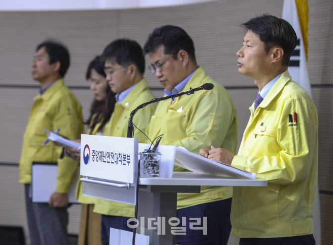 김강립 중앙재난안전대책본부 1총괄조정관이 브리핑을 하고 있다.