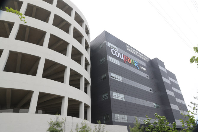 코로나19 확진자가 발생한 부천 쿠팡 물류센터. (사진 = 뉴시스 제공)