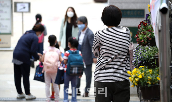 초등학교 1,2학년 등교 둘째 날인 28일 서울 시내의 한 초등학교에서 한 학부모가 자녀 등교 모습을 바라보고 있다.(사진=뉴시스)
