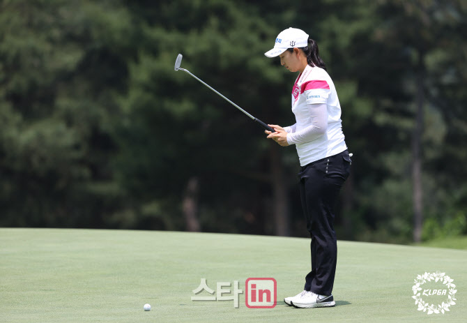 박채윤이 퍼터를 사용해 그린의 경사를 살피고 있다. (사진=KLPGA)