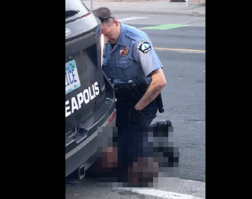 경찰관들의 체포 과정에서 숨진 조지 플로이드(아래)를 경찰관 데릭 쇼빈이 무릎으로 제압한 모습.(사진=AFP)