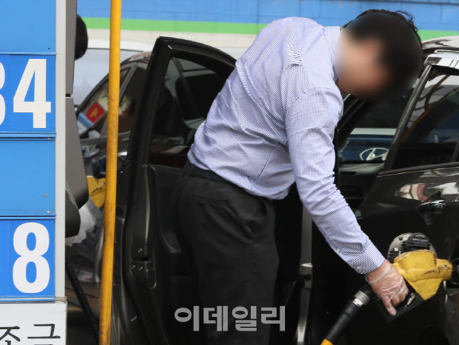 서울의 한 셀프주유소에서 소비자가 휘발유를 주유하고 있다. (사진=이데일리DB)