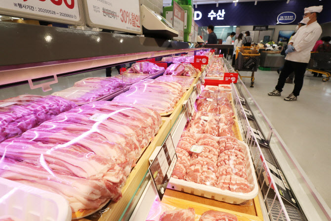 28일 서울의 한 대형마트 육류코너에 삼겹살이 진열돼있다. 연합뉴스 제공