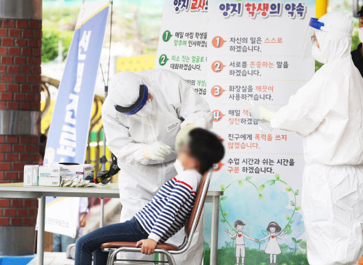 제주도로 단체 여행을 다녀온 교회 목사인 A씨 가족 7명 중 초등학생을 포함한 5명이 신종 코로나바이러스 감염증(코로나19) 확진 판정을 받은 31일 오후 경기도 안양시 양지초등학교에서 해당 학생과 접촉한 교직원 및 학생 등을 대상으로 진단 검사가 진행되고 있다(사진=연합뉴스).