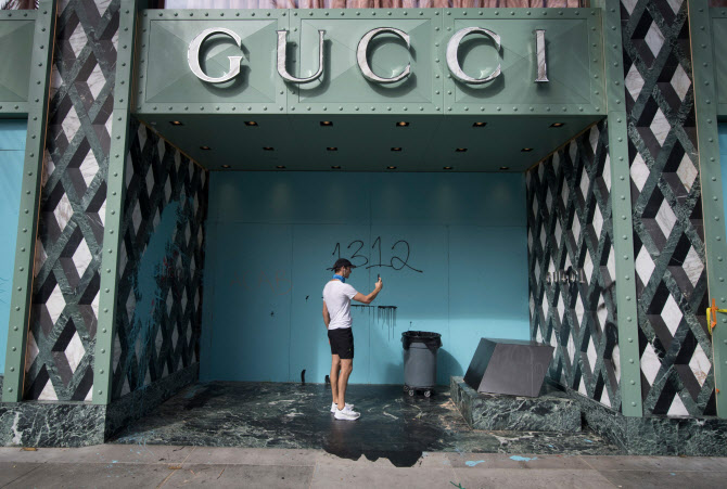 미국 캘리포니아주 베벌리 힐스의 로데오 드라이브에 있는 구찌 매장이 31일(현지시간) 흑인 사망에 항의하는 시위가 벌어지는 와중에서 약탈을 당한 모습. (사진=AFP/연합뉴스 제공)