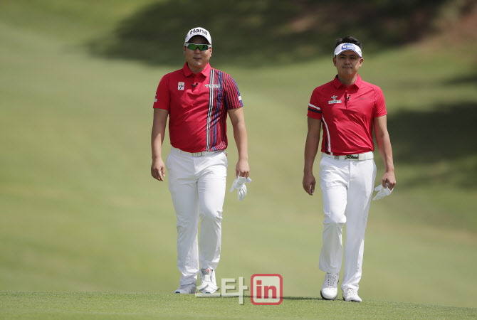 함정우(왼쪽)-박상현이 함께 페어웨이를 걸어가고 있다. (사진=KPGA)