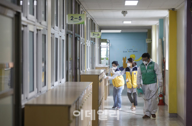 서울 양천구 학부모협의회, 마을사랑방역봉사단, 구청 관계자들이 고1, 중2, 초3-4학년 등교수업을 시작하는 3차 등교 개학을 하루 앞둔 2일 서울 양천구 양서중학교에서 방역을 하고 있다.(사진=뉴시스)