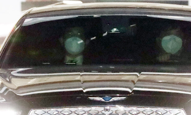 이재용 삼성전자 부회장이 삼성물산·제일모직 합병과 삼성 경영권 승계를 둘러싼 의혹과 관련해 피의자 신분으로 조사를 마친 후 지난달 30일 새벽 서울중앙지검을 나서고 있다. (사진=연합뉴스)