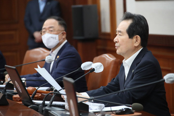 정세균 국무총리가 3일 정부서울청사에서 열린 임시 국무회의에서 3차 추가경정예산안을 의결하고 있다. 연합뉴스 제공