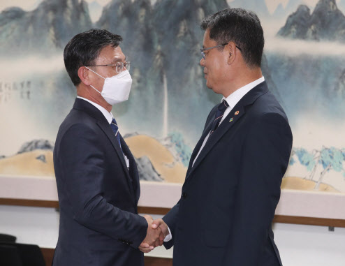 김연철 통일부 장관이 5일 오전 서울 종로구 정부서울청사 통일부 장관실에서 접경지역 시장군수 협의회장인 정하영 김포시장을 접견하고 있다(사진=뉴시스).