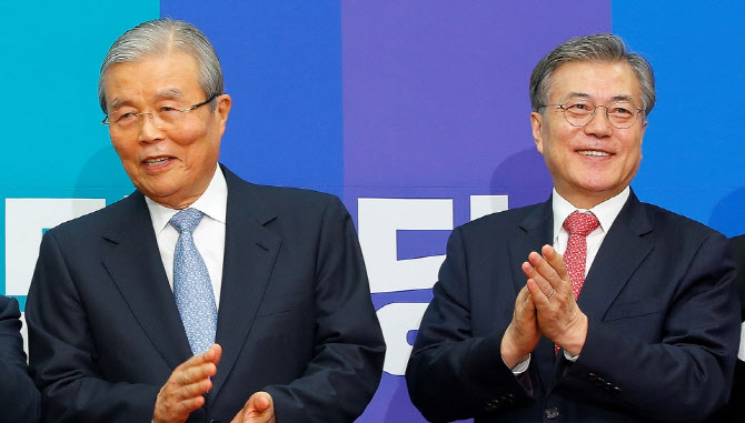 지난 2016년 1월15일 오전 더불어민주당 선거대책위원장직을 수락하며 김종인 당시 민주당 비대위 위원장과 문재인 대표가 박수를 치고 있다.(사진=연합뉴스)