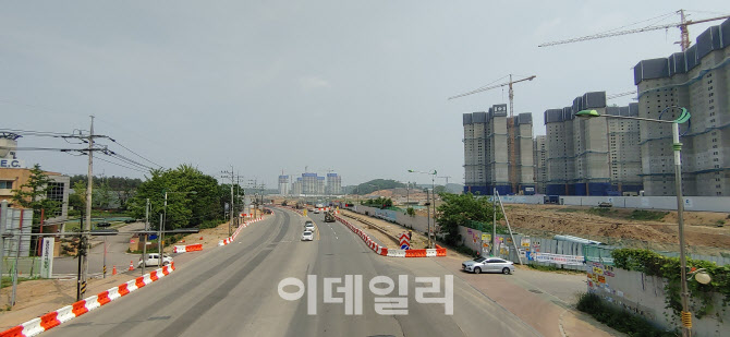 인천시 서구 원당동 LH검단사업단 앞 원당대로 육교에서 동쪽 방향으로 바라본 검단신도시(사진=김용운 기자)
