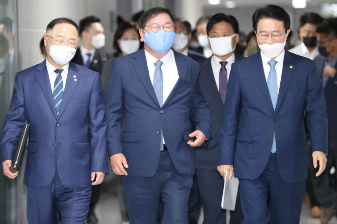 홍남기 경제부총리 겸 기획재정부 장관, 김태년 더불어민주당 원내대표, 조정식 더불어민주당 정책위의장(이상 왼쪽부터)이 지난 1일 서울 여의도 국회 의원회관에서 열린 2020하반기 경제정책방향 및 3차 추경 당정협의에 참석하기 위해 이동하고 있다. 연합뉴스 제공