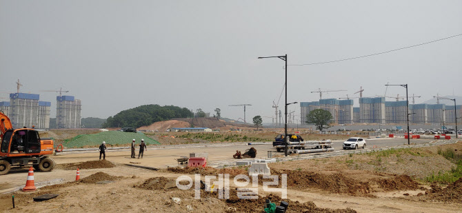 인천시 서구 원당동 LH검단사업단 앞 원당대로에서 남동쪽 방향으로 바라본 검단신도시 공사현장(사진=김용운 기자)