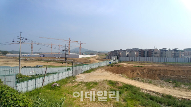 2019년 6월 인천시 서구 원당동 LH검단사업단 앞 원당대로 육교에서 남동쪽 방향으로 바라본 검단신도시 공사현장