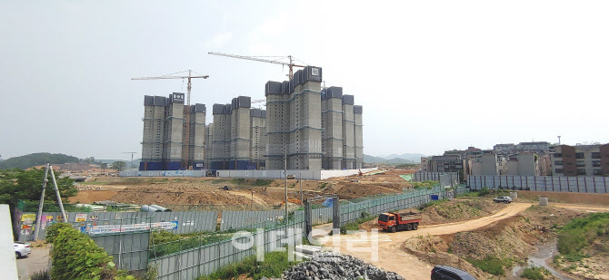 인천시 서구 원당동 LH검단사업단 앞 원당대로 육교에서 남동쪽 방향으로 바라본 검단신도시 공사현장(사진=김용운 기자)