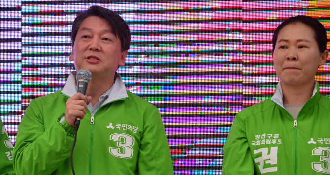20대 총선 당시 권은희 후보(오른쪽)를 지지연설하고 있는 안철수 국민의당 대표의 모습(사진 = 뉴시스)