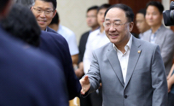 홍남기 경제부총리 겸 기획재정부 장관은 작년 9월18일 서울 종로구 정부서울청사에서 열린 경제활력대책회의에서 “저출산·고령화 등 인구구조 변화는 우리 경제의 성장잠재력과 지속 가능한 성장을 저해하는 중대한 문제”라며 “정년 문제에 대해 중장기적 관점에서 폭넓은 사회적 논의를 시작할 필요가 있다”고 말했다. 뉴시스 제공