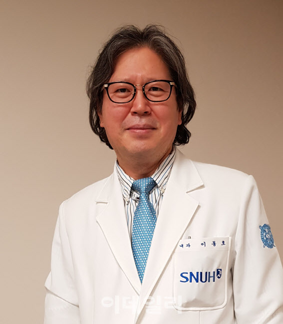 이동호 바이오뱅크힐링 대표이사는 10일 경기 성남시 분당서울대병원에서 이데일리와 인터뷰를 통해 “육류 섭취가 늘면서 동물성 지방이 너무 쉽게 체내 들어오고 설탕 등 심플슈가 가격이 싸지면서 정제품·인스턴트 식품 소비가 증가하고 있는데 이런 식습관은 장내 미생물에는 치명적”이라며 “질병 지도가 바뀌고 있다”고 지적했다. (사진=이데일리 박일경 기자)