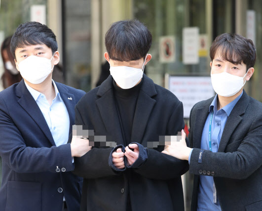 미성년자 등을 협박해 성착취 동영상을 찍고 유포한 ‘박사방’ 조주빈의 범행을 도운 공익근무요원 최모 씨가 3일 오전 영장실질심사(구속 전 피의자 심문)을 마친 뒤 서울 서초동 서울중앙지방법원을 나서 차량으로 향하고 있다.(사진=뉴시스 제공)