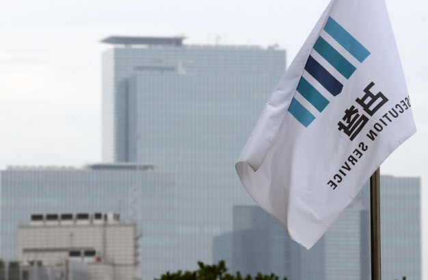 경영권 부정 승계 의혹으로 수사를 받아온 이재용 삼성전자 부회장의 기소 타당성 여부를 판단하는 수사심의위원회가 열린다. 검찰과 이 부회장 측 모두 승패를 장담할 수 없는 상황이다. 12일 서울 서초구 대검찰청의 검찰 깃발 뒤로 삼성전자 서초사옥이 보이고 있다. (사진=연합뉴스)