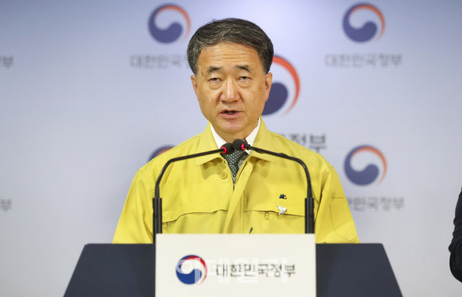 박능후 중앙재난안전대책본부 1차장이 브리핑을 하고 있다.