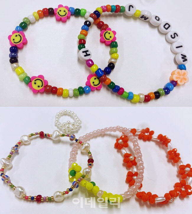 재료를 구입해 직접 만들어 본 비즈 팔찌 (사진=김민정 기자)