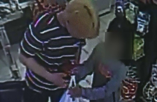 최근 계부와 친모에게 학대당한 것으로 알려진 경남 창녕의 한 초등학생 A(9)양이 지난달 29일 창녕 한 편의점에서 최초 경찰 신고자(왼쪽)와 대화하고 있다. (사진=연합뉴스)