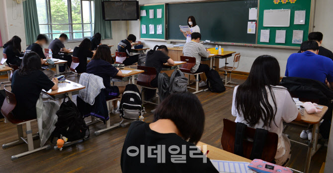 코로나19 의심환자로 분류됐던 광주 유덕중 1학년 학생이 음성으로 최종 판정된 가운데 15일 광주 서구 유덕중 3학년 교실에서 학생들이 등교를 마치고 수업을 하고 있다.(사진=뉴시스)