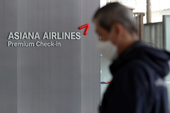 지난 4월 9일 한 시민이 인천국제공항 1터미널 내 아시아나항공 카운터 앞을 지나가고 있다. (사진=연합뉴스)
