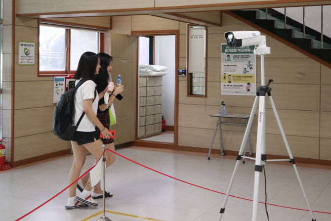 지난 15일 코로나19 의심 학생이 ‘가짜 양성’ 판정을 받은 광주 남구 대광여고에서 학생들이 등교를 하고 있다.(사진=연합뉴스)