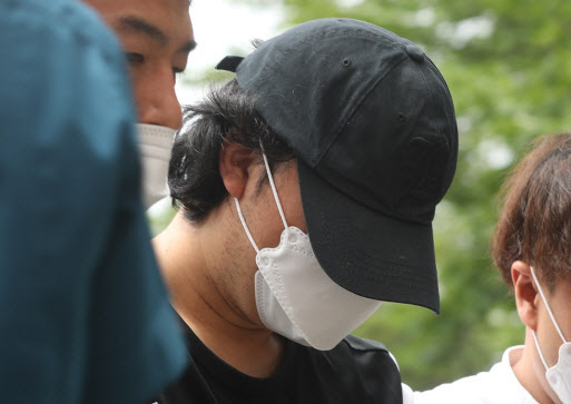 창녕 아동학대 계부가 지난 13일 오전 경남 창녕경찰서 별관 조사실로 이동하고 있다. (사진=연합뉴스)