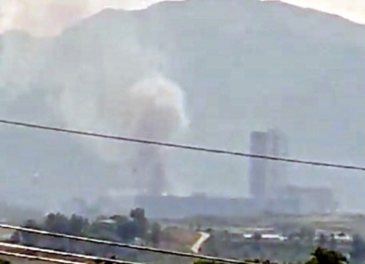 개성공단 지역에서 폭음과 연기가 관측된 16일 오후 경기도 파주 대성동 자유의 마을에서 목격된 개성공단 방향에서 검은 연기가 피어오르고 있다. (사진=연합뉴스)