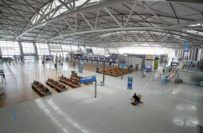신종 코로나바이러스 감염증(코로나19) 여파로 지난 10일 오후 인천국제공항 1터미널 출국장이 한산한 모습을 보이고 있다. 연합뉴스 제공