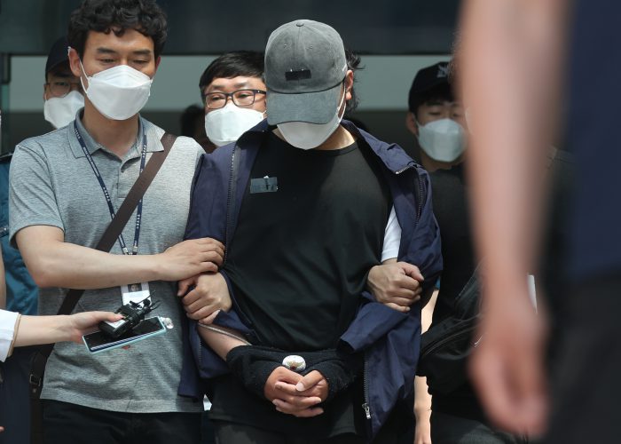 창녕 아동학대 계부가 15일 오전 영장실질심사(구속 전 피의자 심문)를 받기 위해 경남 밀양경찰서에서 나오고 있다.(출처=연합뉴스)