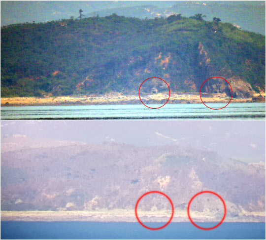 19일 오후 인천시 옹진군 대연평도에서 바라본 북한 개머리해안 포문(위)이 열려있다. 반면 2018년 11월 20일 같은 곳에서 촬영된 사진에는 동일한 해안의 포문이 닫혀있다. 군 관계자는 습기 제거를 위해 포문을 개방하는 경우가 있거나, 개방된 문에 포가 배치되지 않은 경우도 있다며 상황을 주시하고 있다고 밝혔다(사진=연합뉴스).