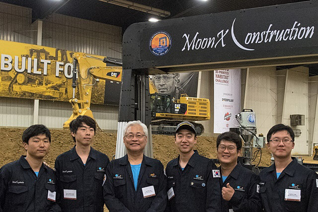 지난 2017년 NASA 대회에 참가한 건설연·한양대 연구진의 모습.