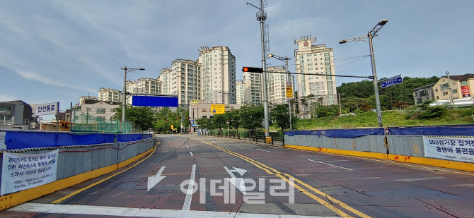 6월 초 남양주 진접지구 내 진접선 가칭 진접광릉숲역 건설현장 뒤로 보이는 아파트가 진접 신도브래뉴(사진=김용운 기자)