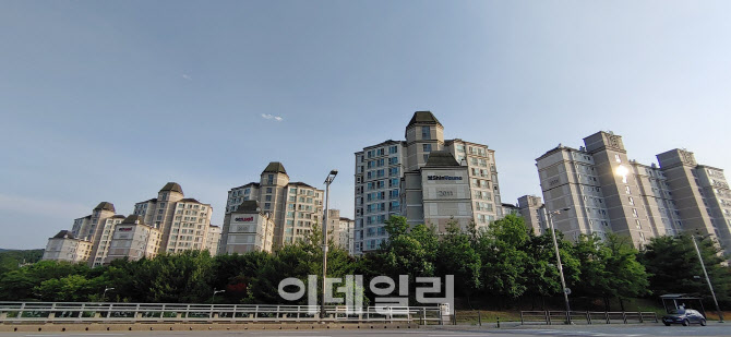 6월 초에 촬영한 남양주 진접지구 내 아파트 단지(사진=김용운 기자)