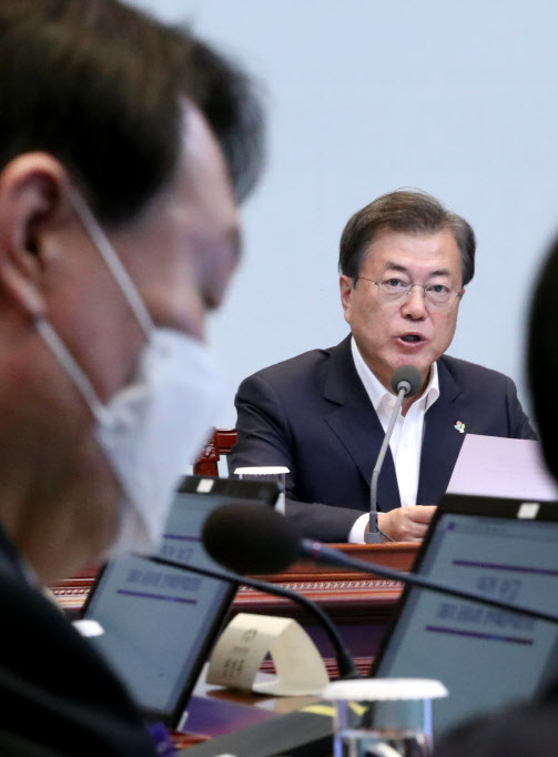 문재인 대통령이 22일 오후 청와대에서 추미애 법무부 장관, 윤석열(왼쪽) 검찰총장 등이 참석한 가운데 열린 제6차 공정사회 반부패정책협의회에서 발언하고 있다. (사진=연합뉴스)