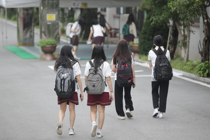 15일 오전 코로나19 의심 학생이 ‘가짜 양성’ 판정을 받은 광주 남구 대광여고에서 학생들이 등교를 하고 있다. 2주간 온라인 수업을 하려던 시 교육청은 ‘가짜 양성’ 판정이 내려지자 등교 수업을 결정했다.(사진=연합뉴스)