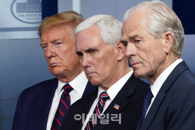 △(왼쪽부터) 도널드 트럼프 미국 대통령, 마이크 펜스 미국 부통령, 피터 나바로 백악관 무역제조업 정책국장[사진=AFP제공]