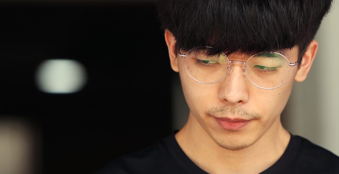 성 착취물을 공유하는 텔레그램 대화방인 'n번방' 운영자 '갓갓' 문형욱(24)과 함께 피해자를 협박한 25세 안승진이 23일 오후 검찰로 송치되기 위해 경북 안동시 안동경찰서에서 나오고 있다. (사진=연합뉴스)