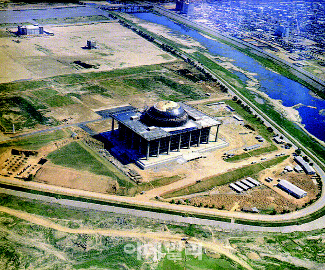 1973년 건축 중인 서울 여의도 국회의사당.(사진=국가기록원 제공)