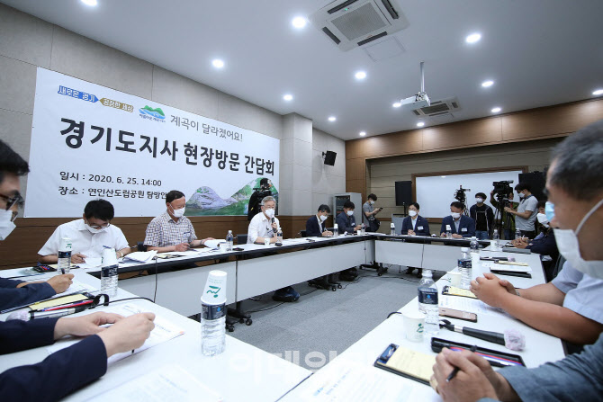 이재명 지사가 주민들과 의견을 나누고 있다.(사진=경기도)